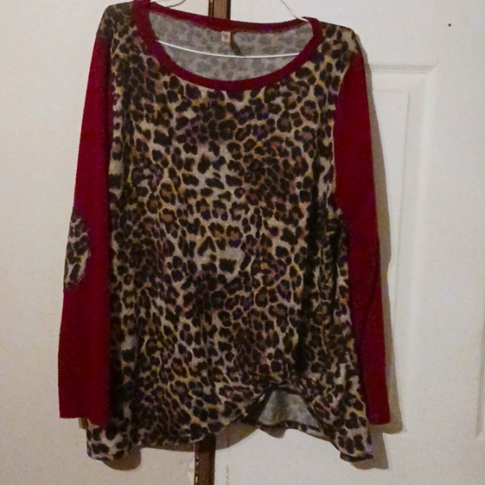 Women's Animal print top. Size 1X